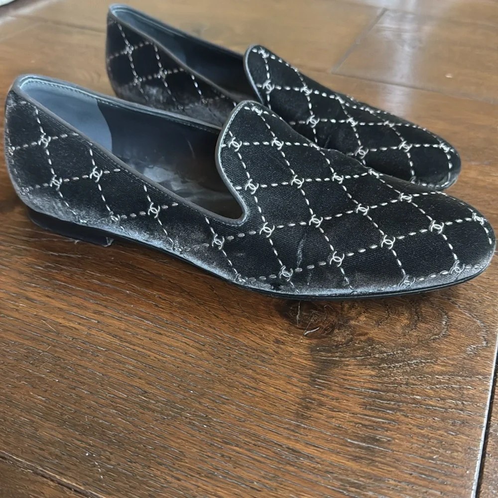 CHANEL - Women’s Grey Velvet Quilted CC Logo Loafers Slippers - Size: 37.5